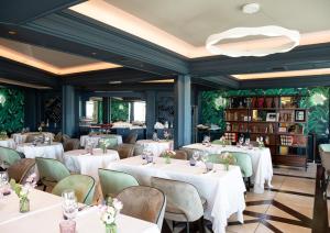 Grand Hôtel Les Flamants Roses Thalasso & Spa 레스토랑 또는 맛집