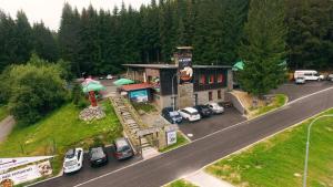 budynek z samochodami zaparkowanymi na parkingu w obiekcie Penzion a restaurace Na Hvězdě w mieście Malá Morávka +5 zdjęć