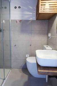 a bathroom with a toilet and a sink and a shower at Qué bueno que viniste Plasencia Edificio Singular in Plasencia