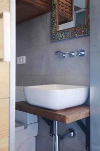 a white sink in a bathroom with a mirror at Qué bueno que viniste Plasencia Edificio Singular in Plasencia +22 photos