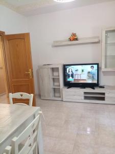Televízia a/alebo spoločenská miestnosť v ubytovaní La Casa di Tagliacozzo delizioso appartamento centrale con 2 camere e camino