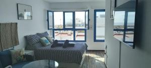 sala de estar con sofá y ventana en Casa Pescado vistas al mar, en Arrecife