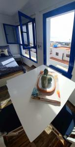 una habitación con una mesa con un cactus en ella en Casa Pescado vistas al mar, en Arrecife