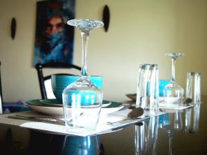 内罗毕Art-inspired 3BR Apartment的桌子上一张桌子,上面放着三杯酒