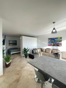 un soggiorno con un divano e un tavolo di La scelta giusta a Custonaci