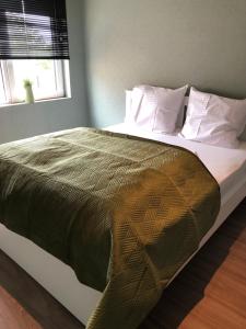 מיטה או מיטות בחדר ב-vakantie appartementen de Westpoort