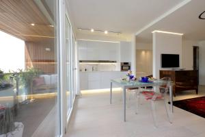 Dapur atau dapur kecil di Luxury Aurelia Apartment with Swimming Pool
