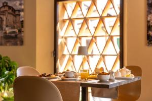 a table with plates of food and a window at Il Pradicciolo Agriturismo in Castelnuovo di Garfagnana