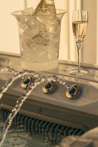 een tafel met een glas water en een glas champagne bij Kallia's Suites Milos in Adamas