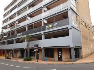 a building on the corner of a street at Margate, Granada 303 in Margate