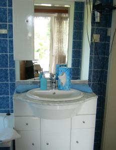 ein Bad mit einem Waschbecken und einem Spiegel in der Unterkunft Pension Sonnenschein in Sankt Kanzian am Klopeiner See