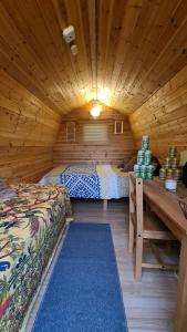 Un pat sau paturi într-o cameră la The Moat Lake Glamping Pod