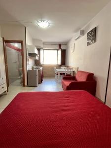 ガリポリにあるMonolocale Rosso - A casa di Ludovica e Martinaのリビングルーム(赤いソファ、赤い敷物付)