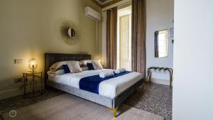 1 dormitorio con cama y ventana en Palazzo Nouveau en Catania
