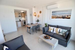 uma sala de estar com um sofá e uma mesa em Mirador al Mar 32 em Denia