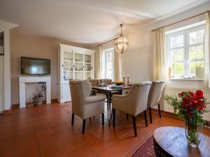 une salle à manger avec une table et des chaises dans l'établissement Feriendorf Rugana - Komfortplus Appartement mit 1 Schlafzimmer und Terrasse B43, à Dranske