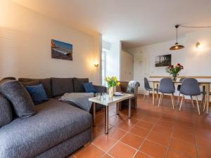 ein Wohnzimmer mit Sofa und Tisch in der Unterkunft Feriendorf Rugana - Klassik Appartement mit 2 Schlafzimmern und Terrasse D01 in Dranske