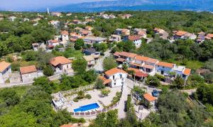 una vista aérea de una casa con piscina en Villa Bodulova, en Polje