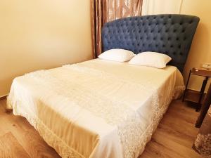 เตียงในห้องที่ Elegant Villa Traounou