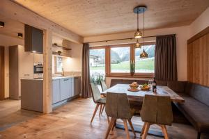 Kuchyň nebo kuchyňský kout v ubytování Griena NaturChalets **** + 37 fotografií