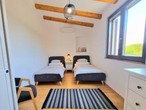 Postel nebo postele na pokoji v ubytování Villa Ajda with heated privat pool, jacuzzi, sauna, 4 bedroom, 4 bathroom + 32 fotografií