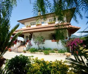 a house with flowers in front of it at B&B Drusilla in Fondi