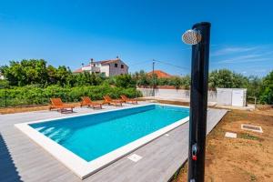 Zdjęcie z galerii obiektu Family friendly Apt Nin with a swimming pool w Nin