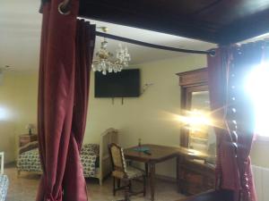 TV a/nebo společenská místnost v ubytování 4 Chambres meublées et un seul studio avec petite cuisine