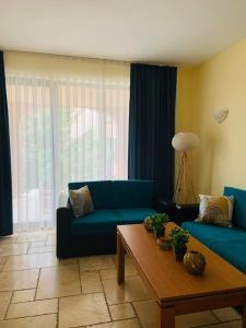 Sala de estar con 2 sofás azules y mesa de centro en Kaliakria Resort "Sunnysky" en Topola