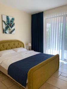 1 dormitorio con cama grande y ventana grande en Kaliakria Resort "Sunnysky" en Topola