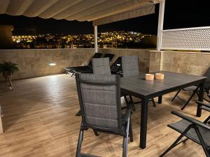 Balkón nebo terasa v ubytování Luxury 190m2 Amplio apartamento moderno con terraza en la azotea de 50m2 junto a la playa, en el centro de Torre del Mar, Málaga, Modern large apartment with 50m2 roof terrace by the beach, right in the center of Torre del Mar, Malaga