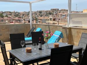 Balkón nebo terasa v ubytování Luxury 190m2 Amplio apartamento moderno con terraza en la azotea de 50m2 junto a la playa, en el centro de Torre del Mar, Málaga, Modern large apartment with 50m2 roof terrace by the beach, right in the center of Torre del Mar, Malaga