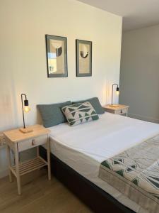 Postel nebo postele na pokoji v ubytování Luxury 190m2 Amplio apartamento moderno con terraza en la azotea de 50m2 junto a la playa, en el centro de Torre del Mar, Málaga, Modern large apartment with 50m2 roof terrace by the beach, right in the center of Torre del Mar, Malaga