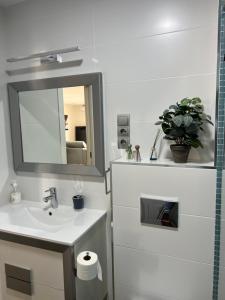 Koupelna v ubytování Luxury 190m2 Amplio apartamento moderno con terraza en la azotea de 50m2 junto a la playa, en el centro de Torre del Mar, Málaga, Modern large apartment with 50m2 roof terrace by the beach, right in the center of Torre del Mar, Malaga