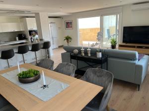 Posezení v ubytování Luxury 190m2 Amplio apartamento moderno con terraza en la azotea de 50m2 junto a la playa, en el centro de Torre del Mar, Málaga, Modern large apartment with 50m2 roof terrace by the beach, right in the center of Torre del Mar, Malaga