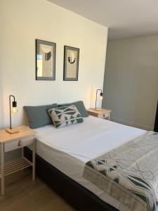 Postel nebo postele na pokoji v ubytování Luxury 190m2 Amplio apartamento moderno con terraza en la azotea de 50m2 junto a la playa, en el centro de Torre del Mar, Málaga, Modern large apartment with 50m2 roof terrace by the beach, right in the center of Torre del Mar, Malaga