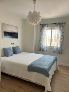 Postel nebo postele na pokoji v ubytování Luxury 190m2 Amplio apartamento moderno con terraza en la azotea de 50m2 junto a la playa, en el centro de Torre del Mar, Málaga, Modern large apartment with 50m2 roof terrace by the beach, right in the center of Torre del Mar, Malaga
