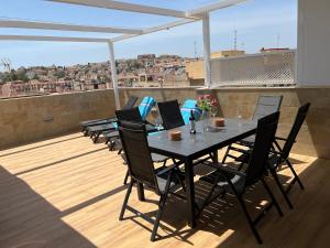 Balkón nebo terasa v ubytování Luxury 190m2 Amplio apartamento moderno con terraza en la azotea de 50m2 junto a la playa, en el centro de Torre del Mar, Málaga, Modern large apartment with 50m2 roof terrace by the beach, right in the center of Torre del Mar, Malaga