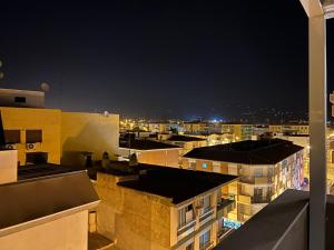Balkón nebo terasa v ubytování Luxury 190m2 Amplio apartamento moderno con terraza en la azotea de 50m2 junto a la playa, en el centro de Torre del Mar, Málaga, Modern large apartment with 50m2 roof terrace by the beach, right in the center of Torre del Mar, Malaga