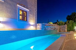 Fotografie z fotogalerie ubytování 4 bedrooms seafront Villa LAURUS with heated pool for up to 8 people v destinaci Sumartin + 37 fotografií