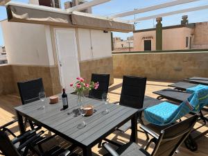 Balkón nebo terasa v ubytování Luxury 190m2 Amplio apartamento moderno con terraza en la azotea de 50m2 junto a la playa, en el centro de Torre del Mar, Málaga, Modern large apartment with 50m2 roof terrace by the beach, right in the center of Torre del Mar, Malaga