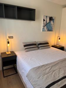 Postel nebo postele na pokoji v ubytování Luxury 190m2 Amplio apartamento moderno con terraza en la azotea de 50m2 junto a la playa, en el centro de Torre del Mar, Málaga, Modern large apartment with 50m2 roof terrace by the beach, right in the center of Torre del Mar, Malaga