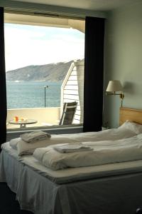 A bed or beds in a room at Balestrand Hotel