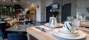 Appart Hotel Odalys City Toulouse Blagnac Aéroport的咖啡和沏茶工具