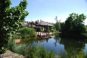 ズヴィーコヴスケー・ポドフラディーにあるIvanek guest houseの建物の隣にあるガゼボ付き川