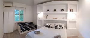 A bed or beds in a room at Bed&breakfast BBqueen Sandonato Policlinico