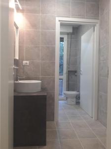 A bathroom at Bed&breakfast BBqueen Sandonato Policlinico