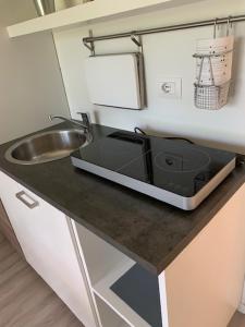 A kitchen or kitchenette at Bed&breakfast BBqueen Sandonato Policlinico
