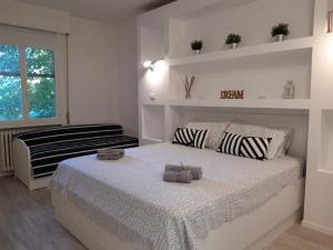 A bed or beds in a room at Bed&breakfast BBqueen Sandonato Policlinico