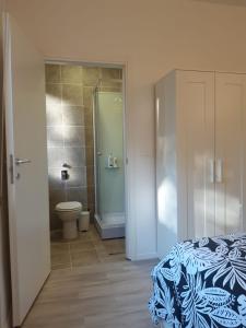 a bathroom with a bed and a toilet and a shower at Bed&breakfast BBqueen Sandonato Policlinico in San Donato Milanese